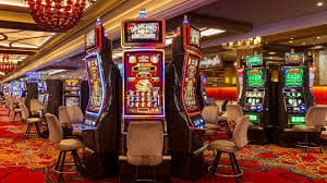 Antarmuka aplikasi seluler waktogel. menampilkan dealer live casino dan opsi pembayaran